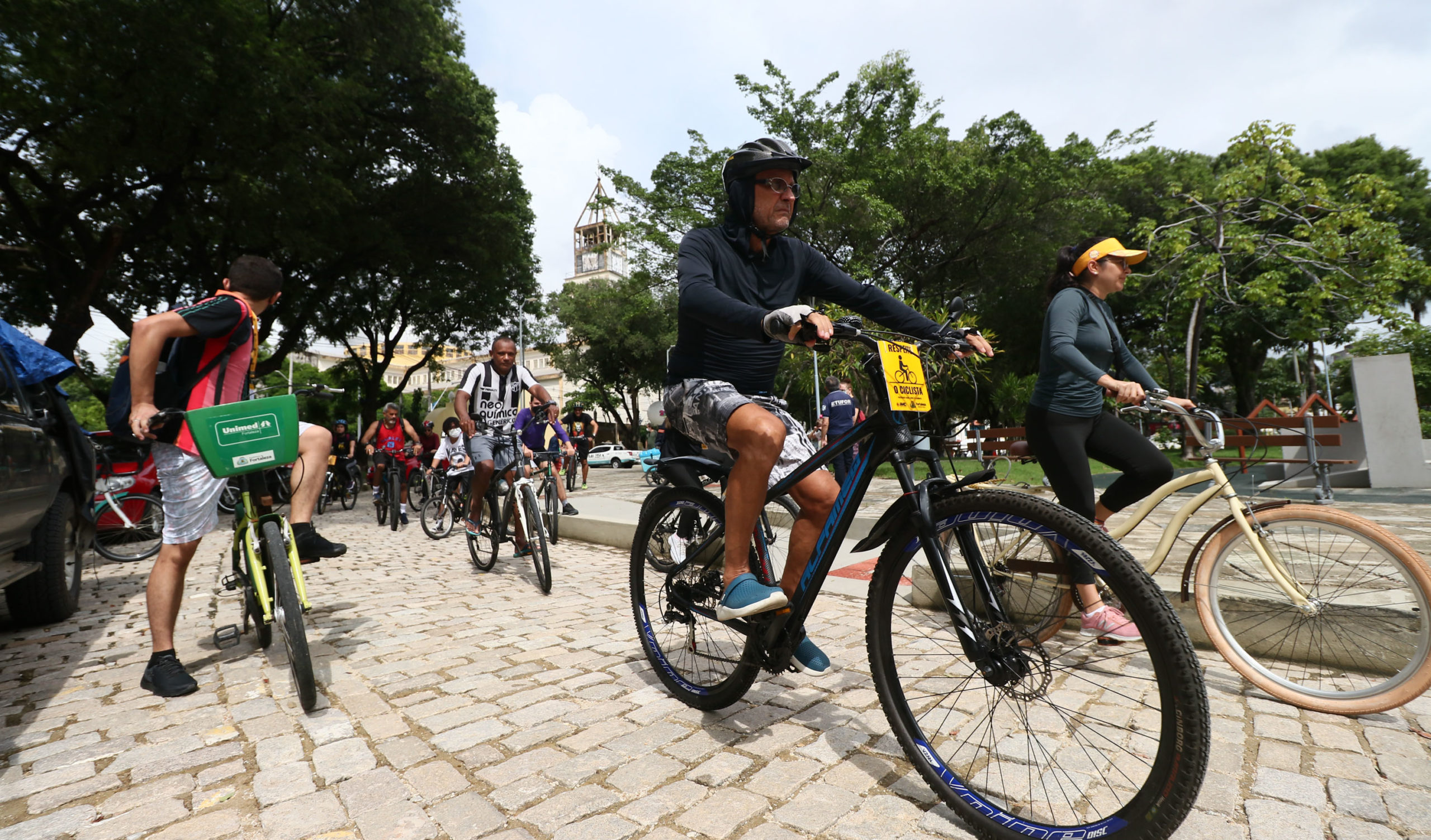 pessoas andando de bicicleta